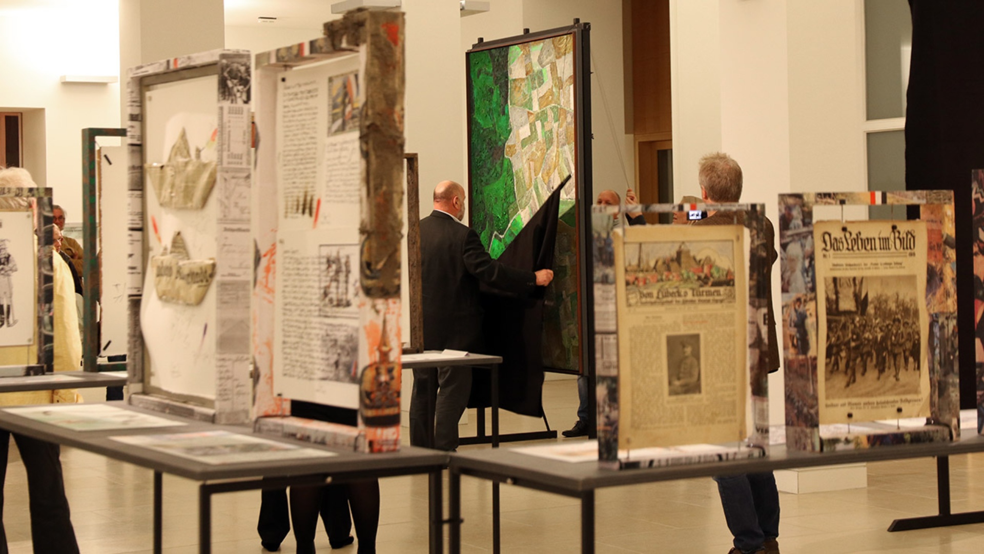 Der Künstler Uwe Appold enthüllt das erste Werk seiner Bilderreihe im Landeshaus.