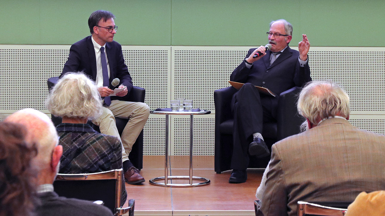 Gesprächsrunde mit den Historikern Jan Schlürmann (l.) und Michael Epkenhans nach einem Vortrag zum Thema Krieg früher und heute am 29. Oktober 2018.