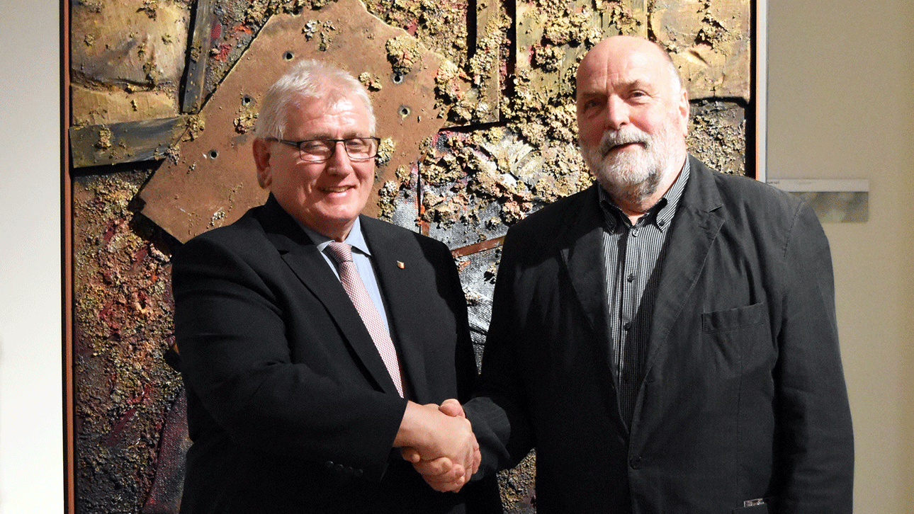 Landtagspräsident Klaus Schlie und Künstler Uwe Appold vor dem letzten Gemälde des fünfteiligen Zyklus