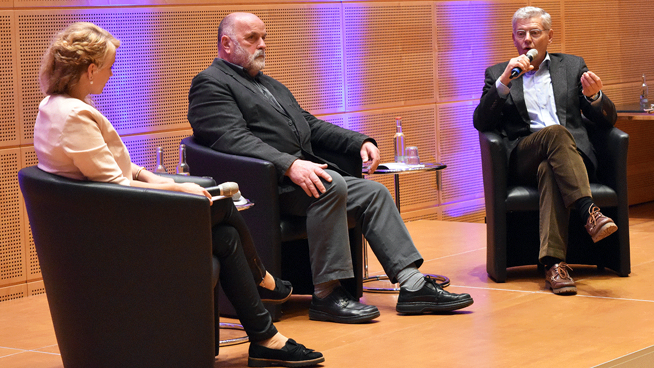 Der Journalist Stefan Richter (r.) in der Gesprächsrunde mit Uwe Appold zur gemeinsamen Ausstellung.