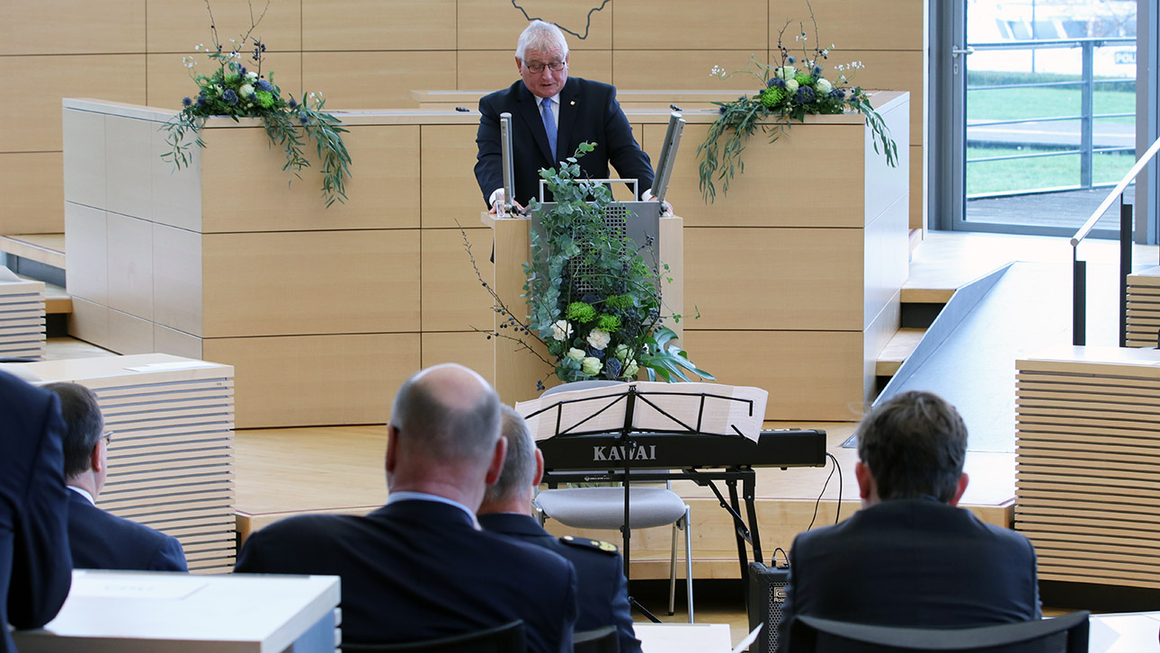 Landtagspräsident Schlie spricht vor Gästen im Plenarsaal zu 9. November.