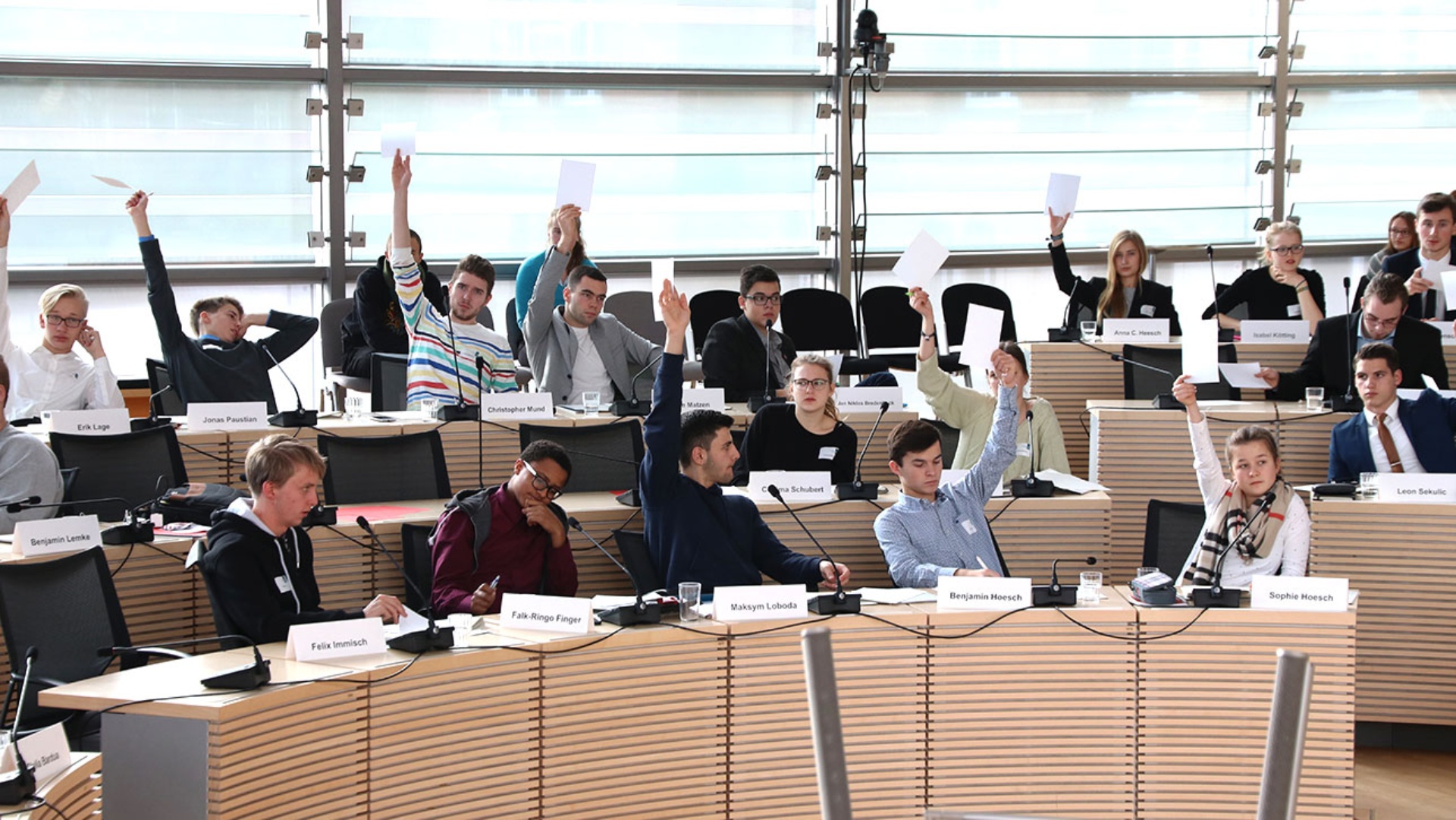 Jugendliche während einer Abstimmung