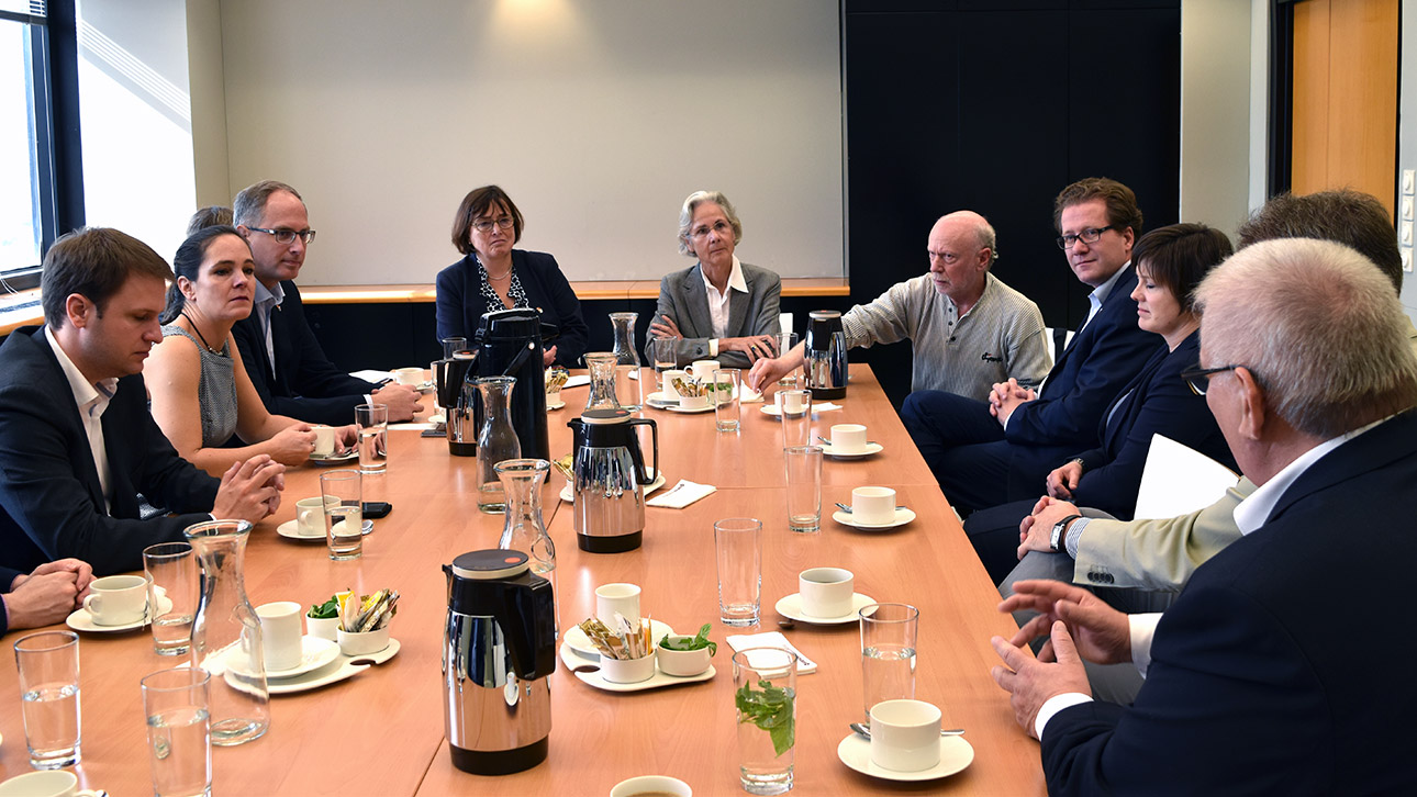 Die Ältestenratsmitglieder des Landtages in der deutschen Botschaft in Tel Aviv im Gespräch mit der deutschen Botschafterin Dr. Susanne Wasum-Rainer (rechts an der Stirnseite des Tisches)