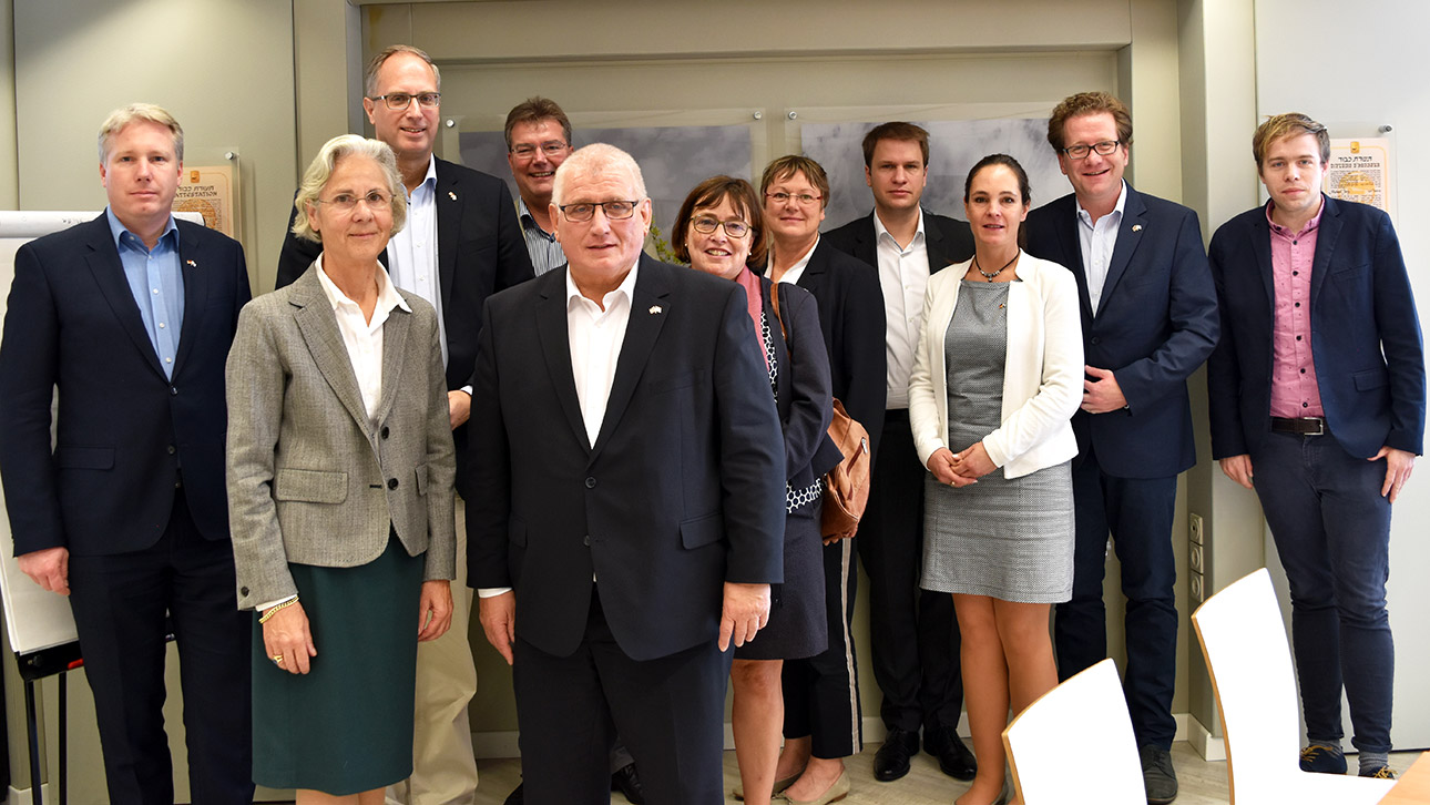 Gruppenbild in der deutschen Botschaft mit den Mitgliedern des Ältestenrates und Botschafterin Dr. Susanne Wasum-Rainer, hier neben Landtagspräsident Klaus Schlie.
