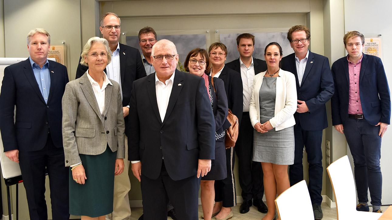 Gruppenbild in der deutschen Botschaft mit den Mitgliedern des Ältestenrates und Botschafterin Dr. Susanne Wasum-Rainer