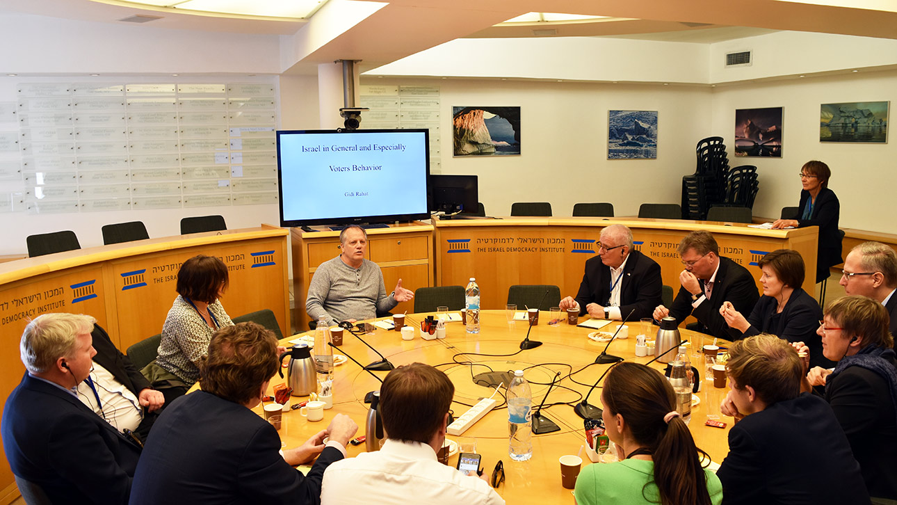 Die Mitglieder des Ältestentrates sitzen im Kreisrund eines Konferenzsaals im Israel Democracy Institute