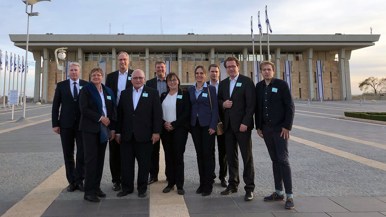 Der Ältestenrat des Schleswig-Holsteinischen Landtages steht im schönsten Sonnenschein vor der Knesset.
