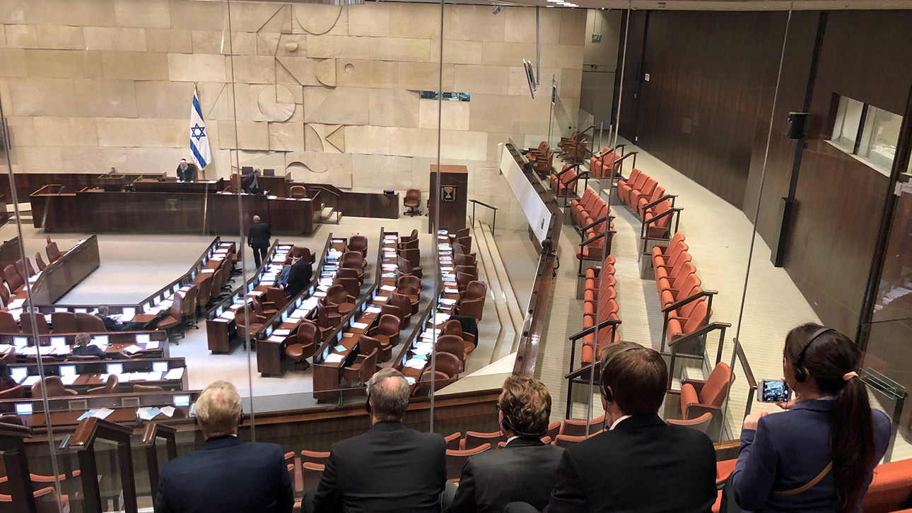 Einige Mitglieder des Ältestenrates sitzen auf der Besuchertribüne der Knesset und schauen in den Plenarsaal des israelischen Parlaments.