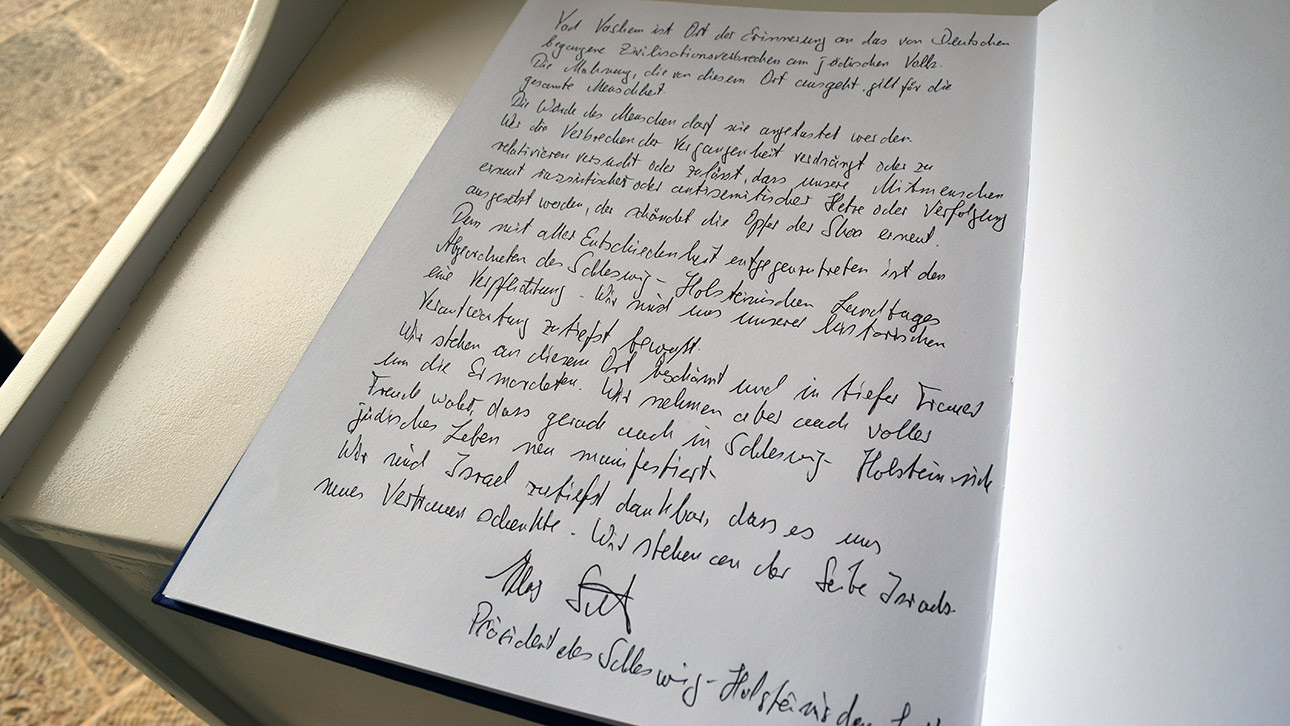 Der Eintrag des Landtagspräsidenten im Gästebuch der Gedenkstätte Yad Vashem:  „Wir stehen an diesem Ort beschämt und in tiefer Trauer um die Ermordeten“ (28.11.)