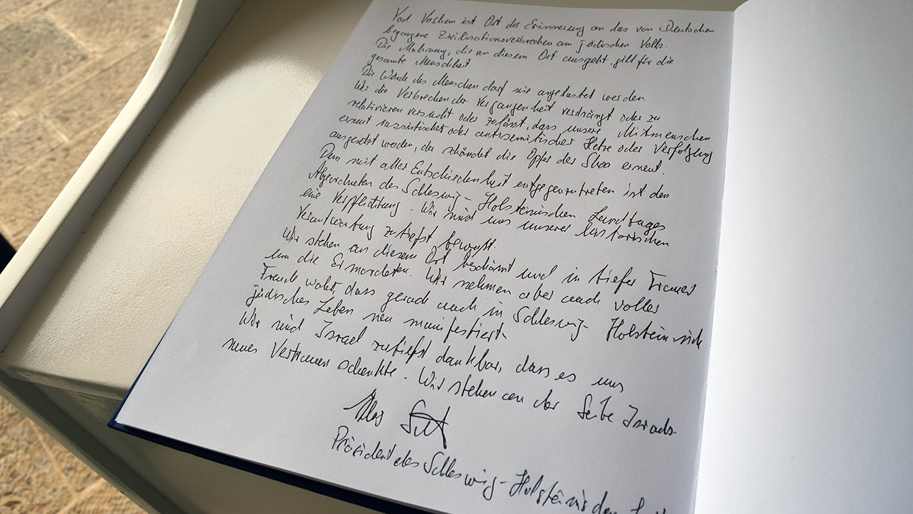 Das Gästebuch der Gedenkstätte Yad Vashem mit der Eintragung des Landtagspräsidenten. Unter anderem steht dort: „Wir stehen an diesem Ort beschämt und in tiefer Trauer um die Ermordeten“ 
