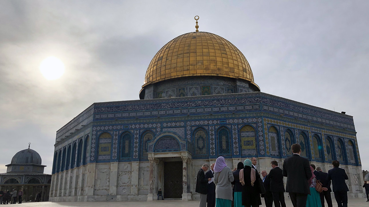 Einige Mitglieder des Ältestenrat vor der Al Aqsa-Moschee in Jerusalem