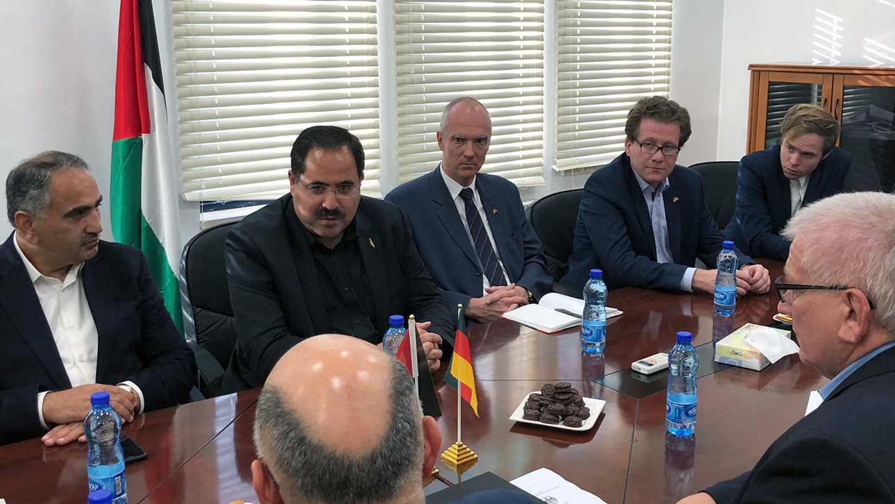 Der Ältestenrat ist im Gespräch mit Sabri Saidam