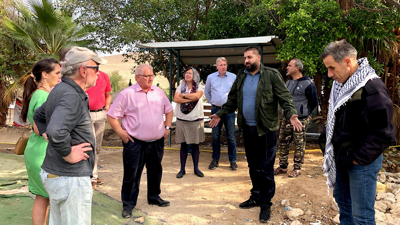 Landtagspräsident spricht mit Dorfbewohnern