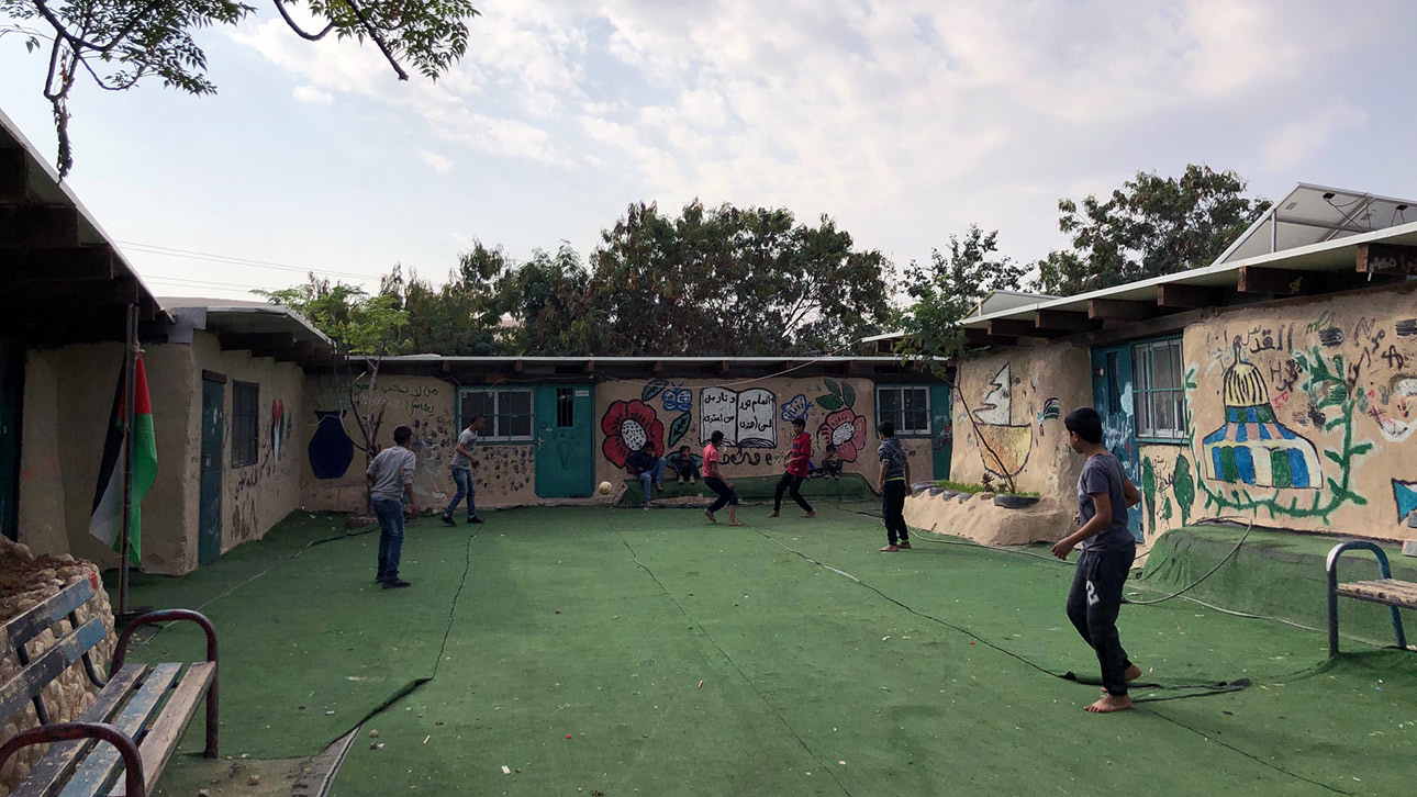 Auf dem Schulhof der Schule von Chan Al-Ahmar spielen Kinder Fußball