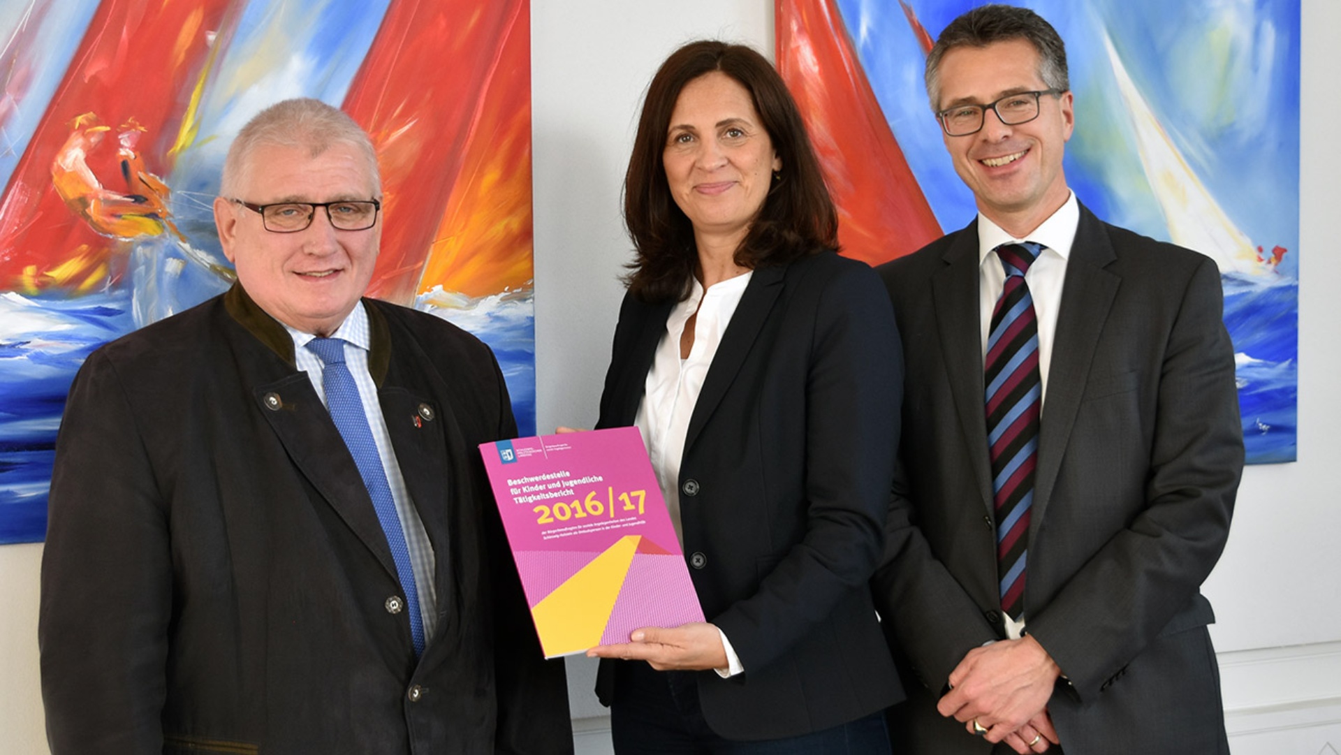 Die Bürgerbeauftragte Samiah El Samadoni übergibt einen Bericht an Landtagspräsident Klaus Schlie. Rechts im Bild ist Landtagsdirektor Utz Schliesky.