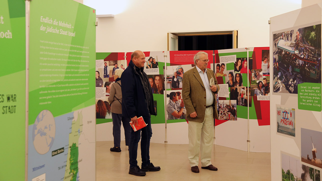 Zwei Besucher gehen durch die Ausstellung Schau mich an im Landtag.