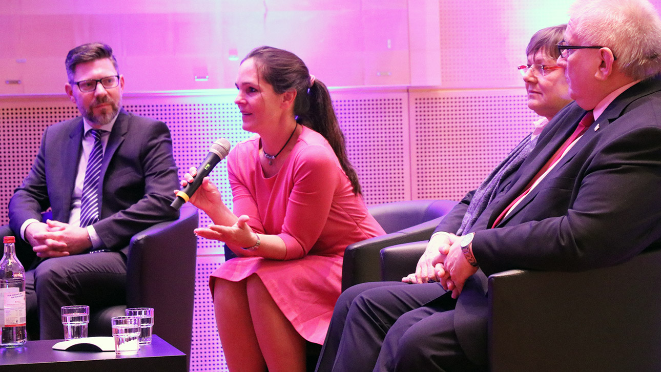 Landtagsvizepräsidentin Annabell Krämer auf dem Podium.