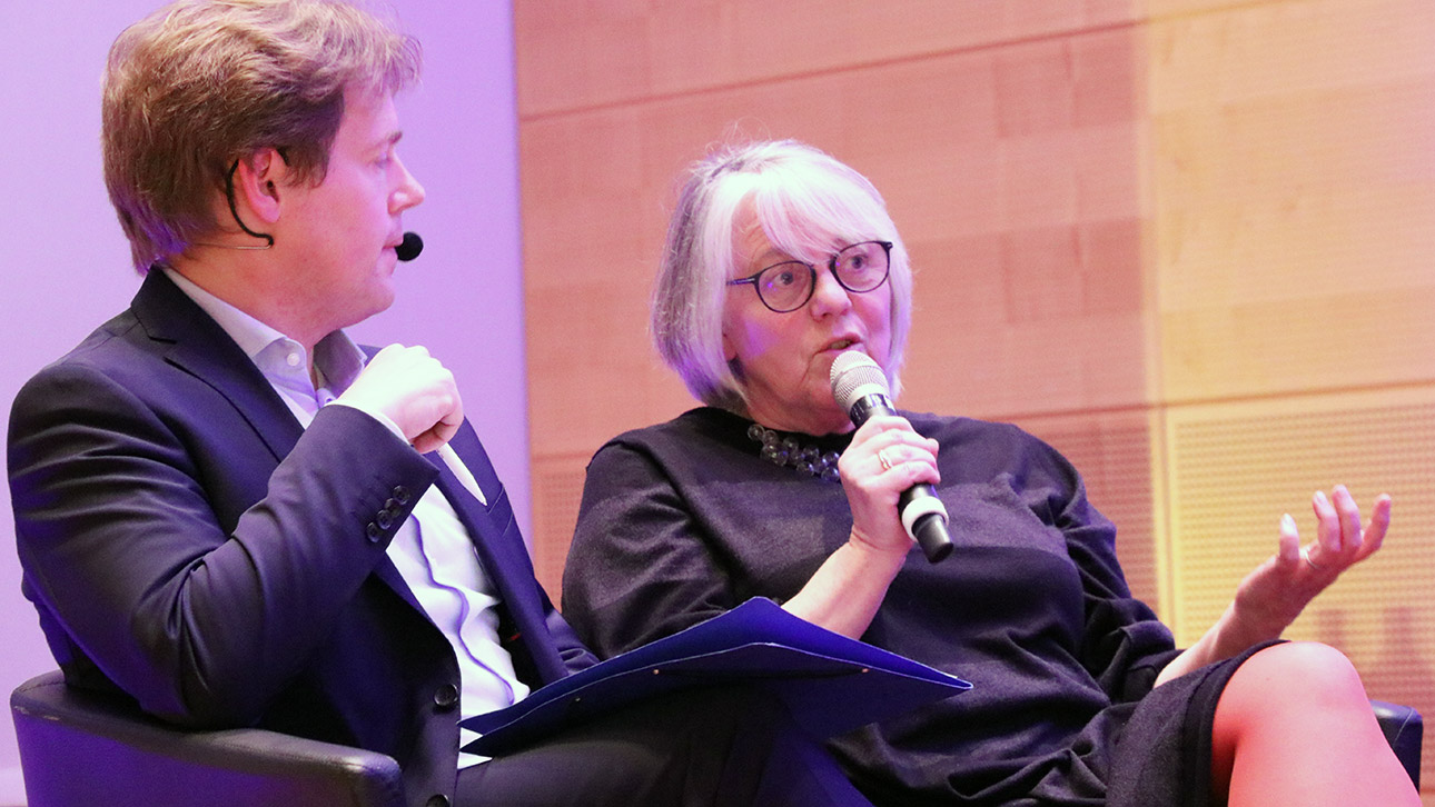 Ruth Ratter von Givat Haviva Deutschland auf dem Podium im Schleswig-Holstein-Saal.