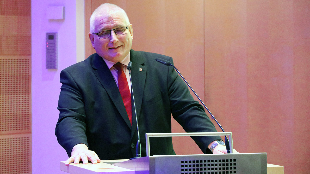 Klaus Schlie spricht vor Gästen im Schleswig-Holstein-Saal.