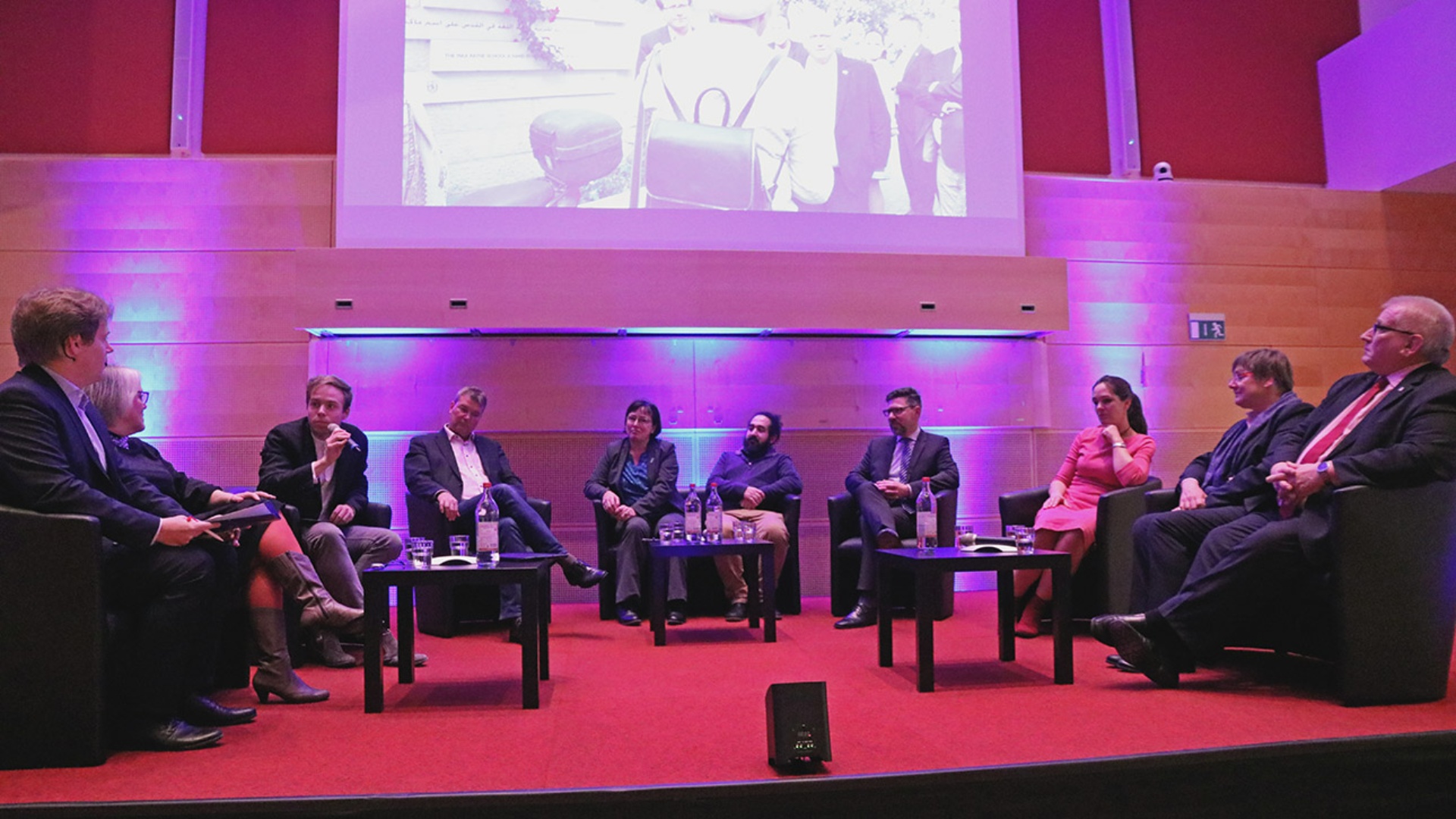 Mitglieder des Ältestenrates diskutieren mit Vertretern von Givat Havia und weiteren Gästen im Schleswig-Holstein-Saal des Landeshauses.