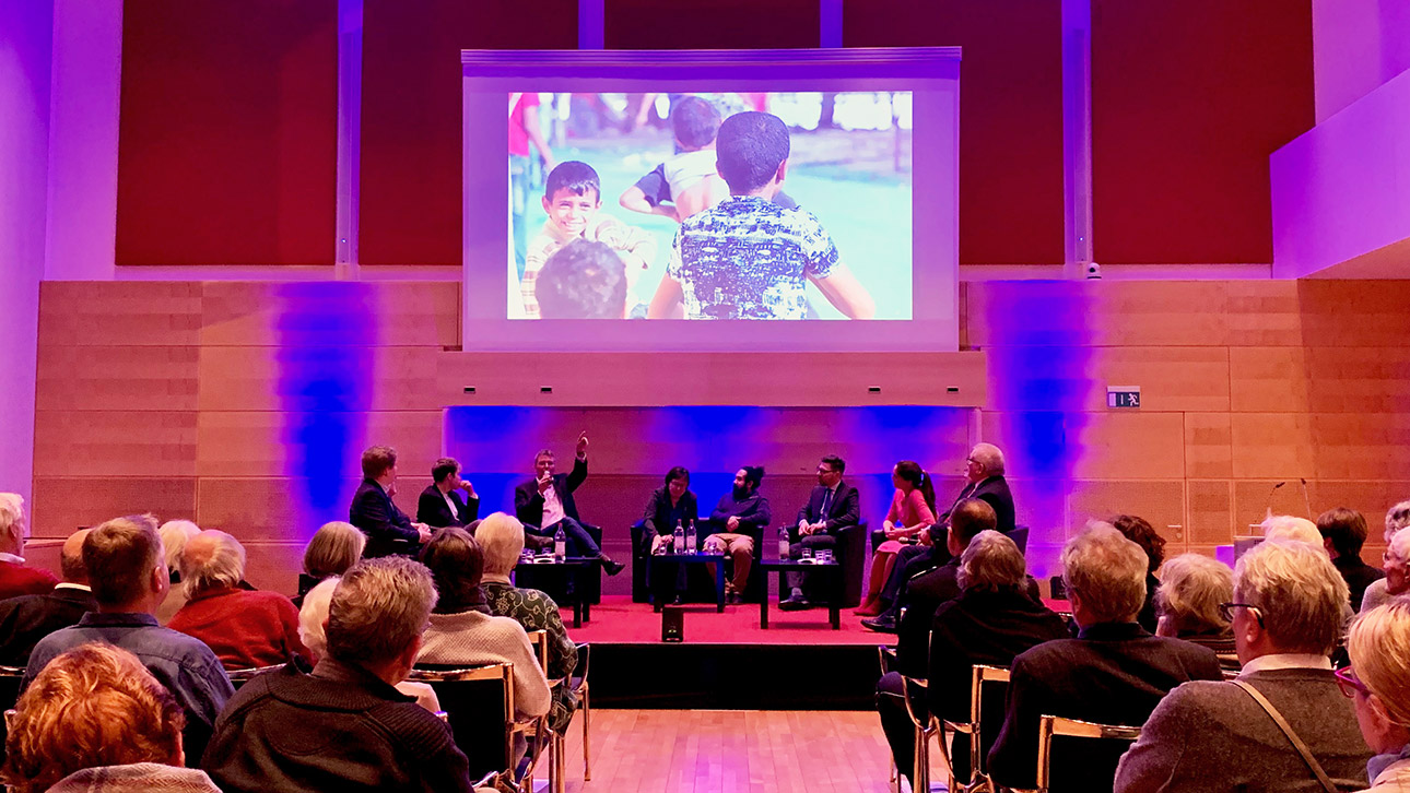 Blick auf das Podiumsgespräch bei der Ausstellungseröffnung von „Schau mich an“