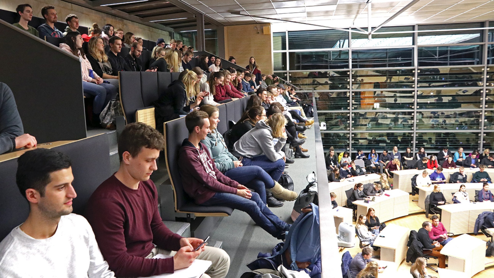 Studenten im Plenarsaal des Landtages