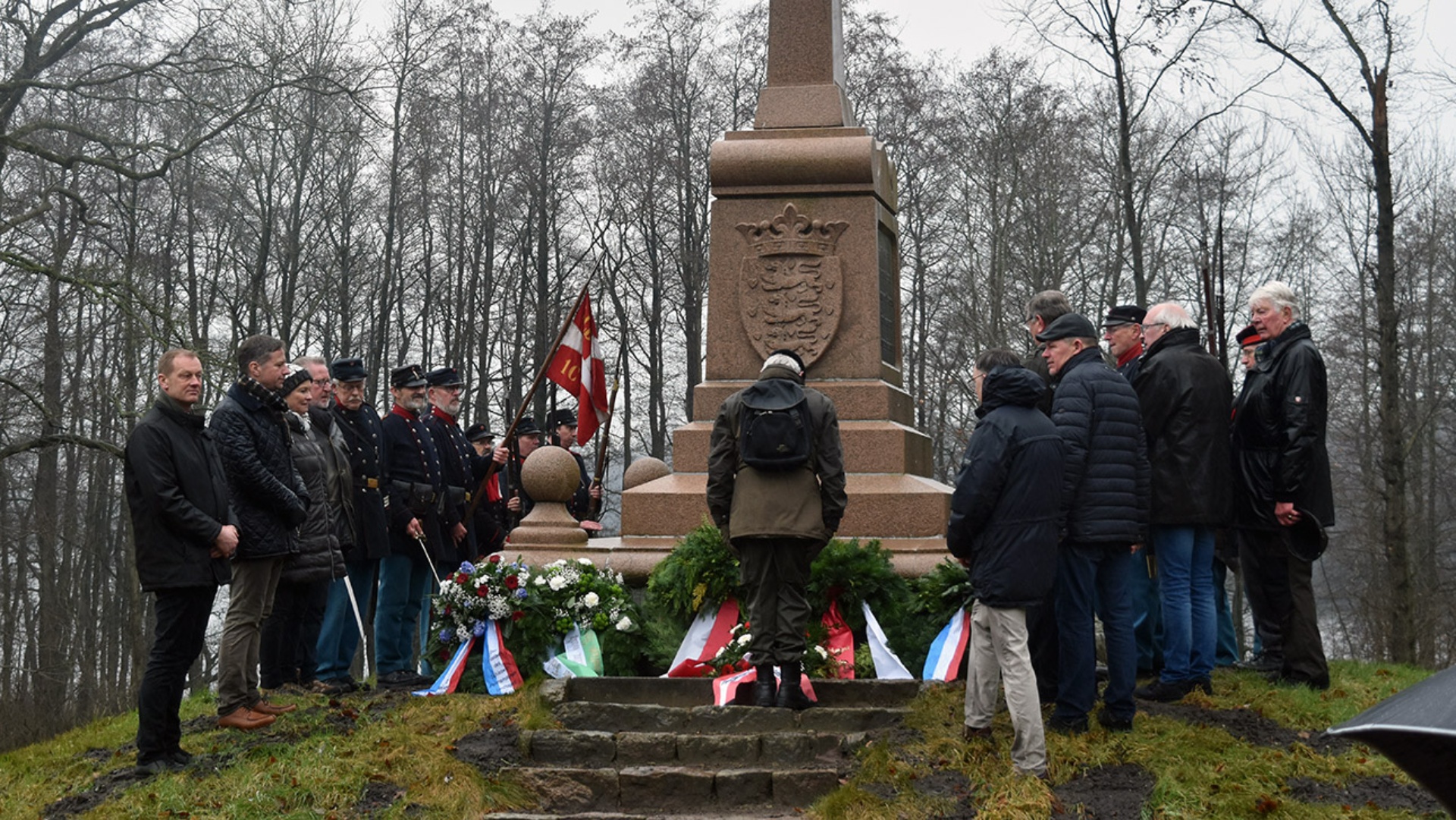 Denkmal in Oeversee mit Kranzniederlegung