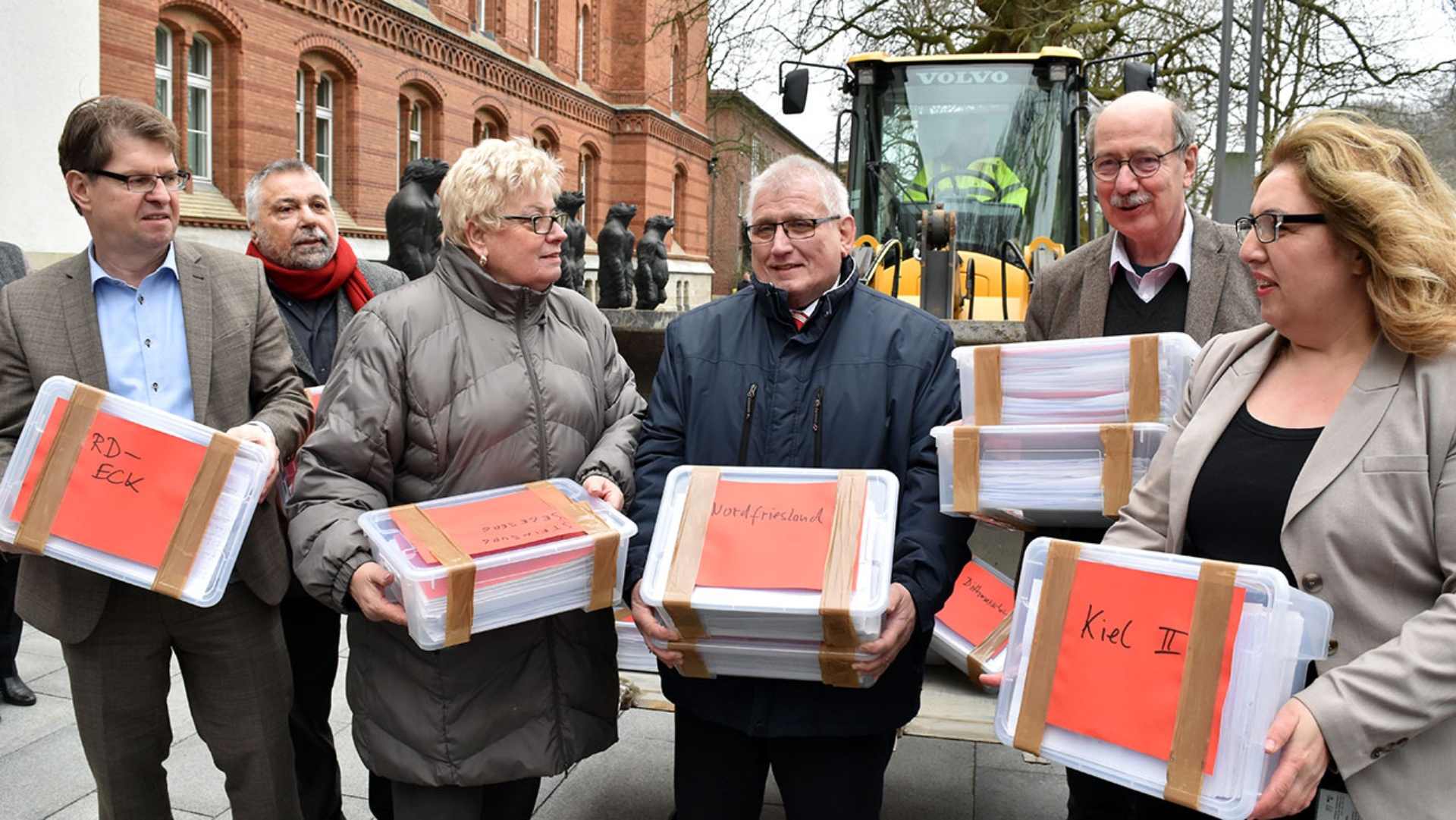 Unterschriften-Übergabe vorm Landeshaus: Ralf Stegner (SPD), Jutta Kühl (Landesvorsitzende des Sozialverbandes Deutschland), Landtagspräsident Klaus Schlie, Burkhard Peters (Grüne), Özlem Ünsal (SPD) (v.l.n.r.).