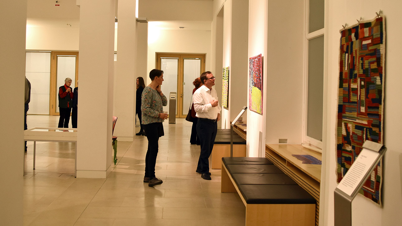 Menschen laufen durch die Ausstellung „Outside the box“ im Landeshaus.