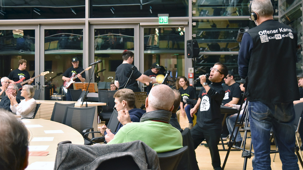 Eine inklusive Band spielt im Plenarsaal des Landeshauses.