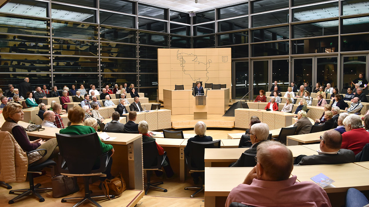 Vollbesetzter Plenarsaal bei der Ausstellungseröffnung