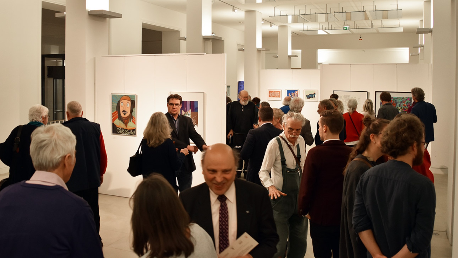 Menschen laufen durch die Ausstellung „Outside the box“ im Landeshaus.