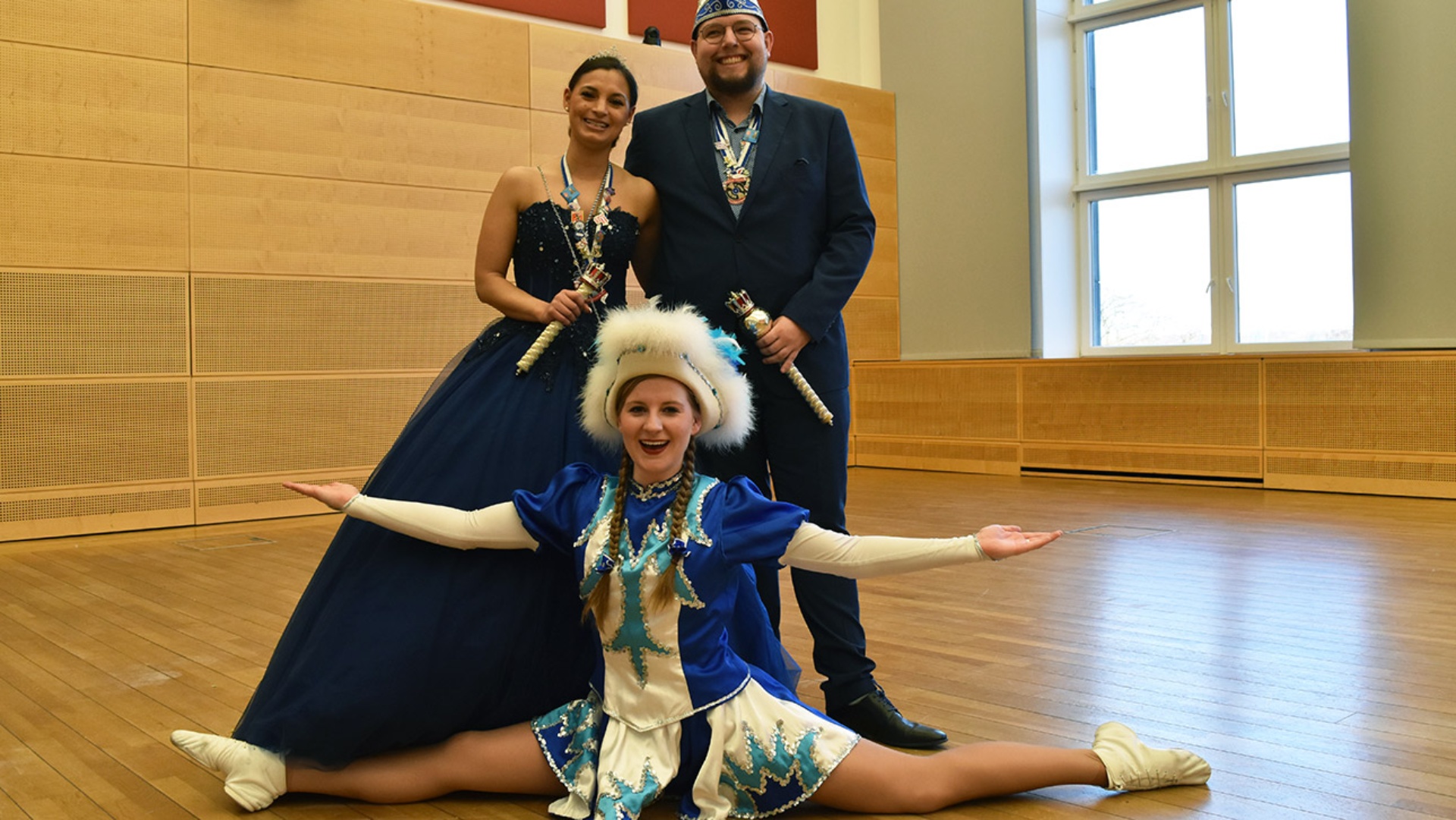 Das Moorreger Prinzenpaar, Mary Ann Heydorn und Jan Philip Stumpenhagen, posiert mit Tanzmariechen Sina-Marie Schmidt.