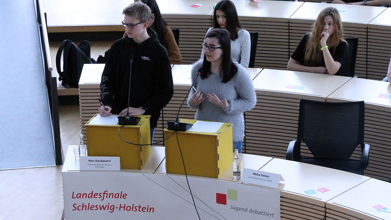 Die Gewinner des Landesfinales Jugend debattiert Schleswig-Holstein der Altersgruppe I, Melina Fehler und Max Daubmann bei der Diskussion