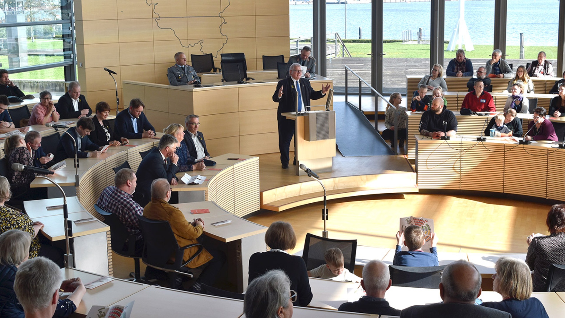 Der Landtagspräsident begrüßt rund 150 Angehörige von Soldatinnen und Soldaten im Plenarsaal des Landeshauses.