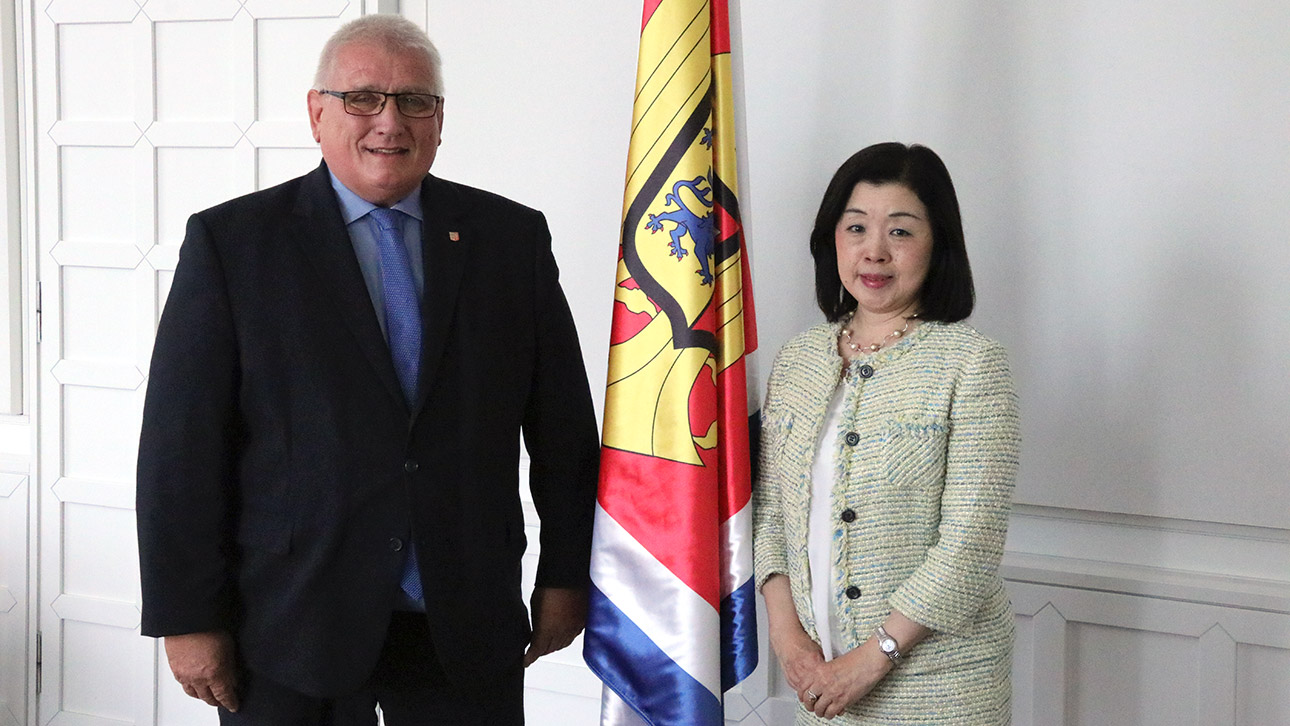 Landtagspräsident Klaus Schlie posiert mit der Generalkonsulin von Japan, Kikuko Kato, in seinem Dienstzimmer.
