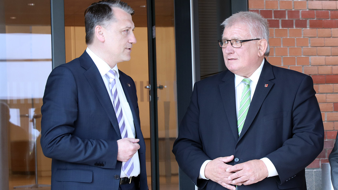Landtagspräsident Klaus Schlie und Generalkonsul Kristijan Tusek unterhalten sich im Plenarsaal..