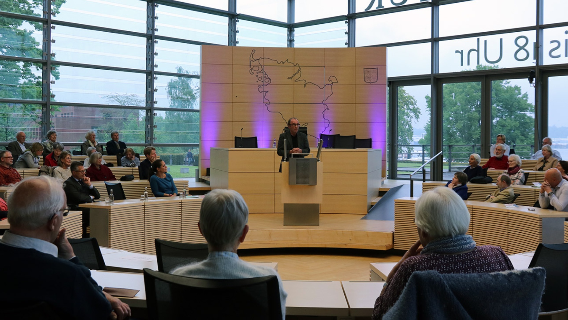 Der österreichische Schriftsteller Robert Menasse liest im Plenarsaal vor rund 300 Zuhörern.