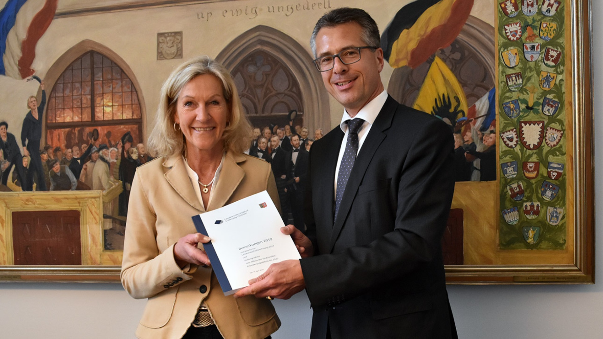 Die Präsidentin des Landesrechnungshofes Gaby Schäfer übergibt die Bemerkungen ihrer Behörde zum Landeshaushalt Landtagsditrektor Utz Schliesky.