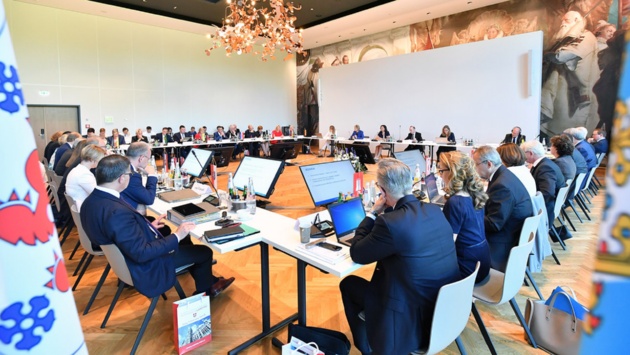 Die Parlamentspräsidenten sitzen im Viereck an Konferenztischen. 