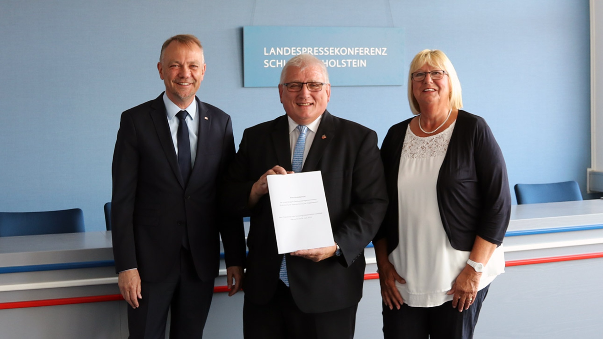 Volkmar Schön (l.) und Anke Schwitzer übergeben den Abschlussbericht der unabhängigen Sachverständigenkommission zur Evaluierung der Alterssicherung der Abgeordneten ihren Abschlussbericht.
