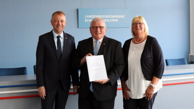 Volkmar Schön (l.) und Anke Schwitzer übergeben den Abschlussbericht der unabhängigen Sachverständigenkommission zur Evaluierung der Alterssicherung der Abgeordneten ihren Abschlussbericht.