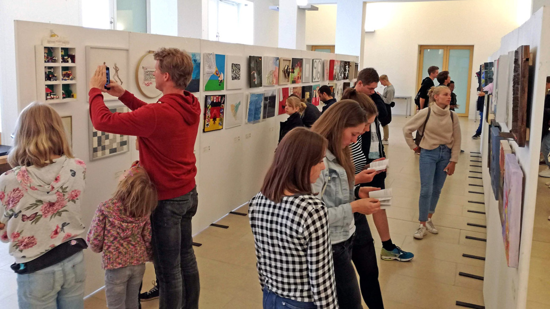 Besucher schauen sich die Ausstellung zu 70 Jahren Grundgesetz im Landeshaus an.