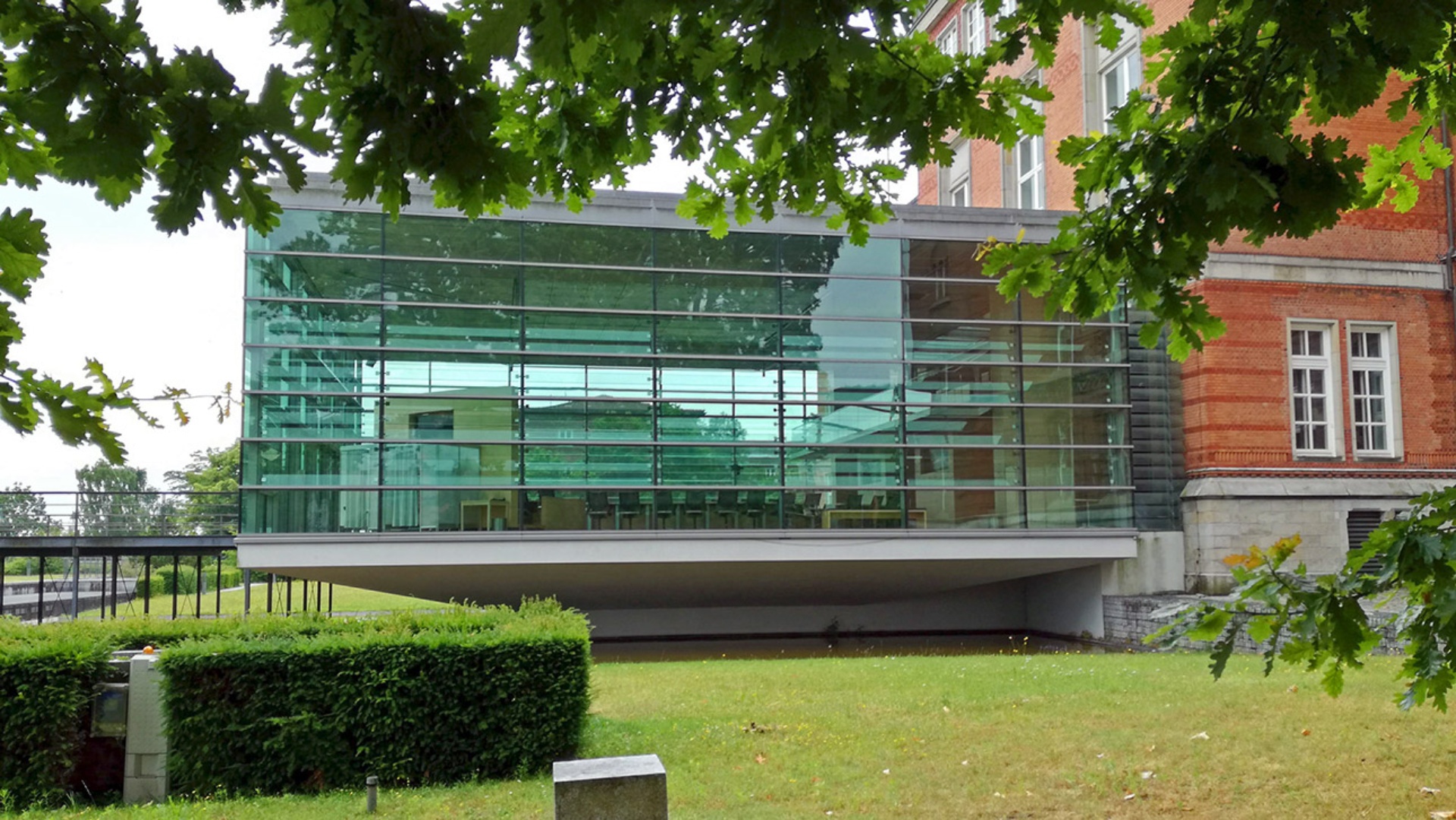 Blick von draußen auf den leeren Plenarsaal