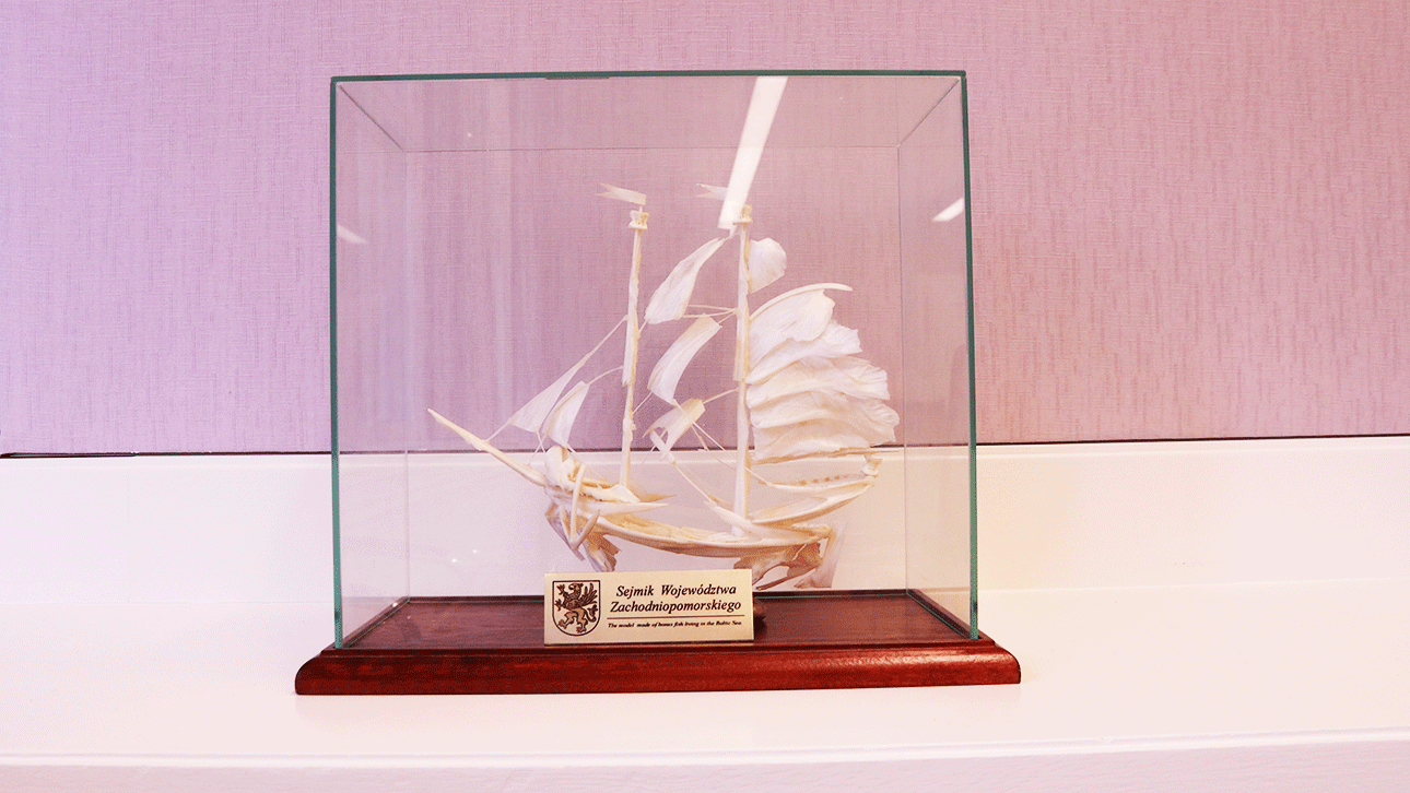 Das Geschenk des Sejmik von Westpommern ist ein echtes Unikat: Das Schiffsmodell besteht aus Knochen von Ostsee-Fischen. Der Kieler Landtag kooperiert seit 2004 mit dem Parlament der polnischen Wojewodschaft. 