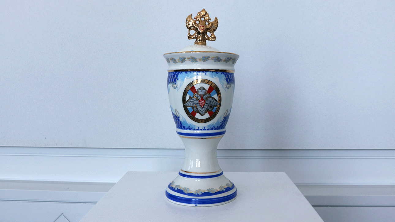 Der Porzellan-Pokal ist ein Geschenk des russischen Verteidigunsministeriums von April 2009. Deutsche und russische Staatsoffiziere besuchten das Landeshaus im Rahmen des neunten Dialogs der Stiftung Wissenschaft und Politik.