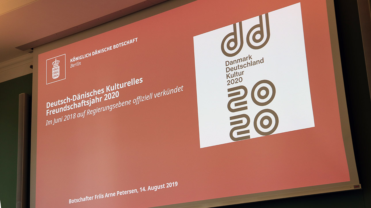 Eine Projektion zeigt das dänische Logo für die 100-Jahr-Feier der deutsch-dänischen Grenzziehung.