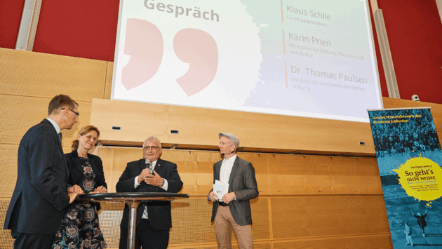 Landtagspräsident Klaus Schlie (2. v. r.) im Gespräch mit Bildungsministerin Karin Prien und Thomas Paulsen von der Körber-Stiftung. Moderation: Martin Verg (r.)