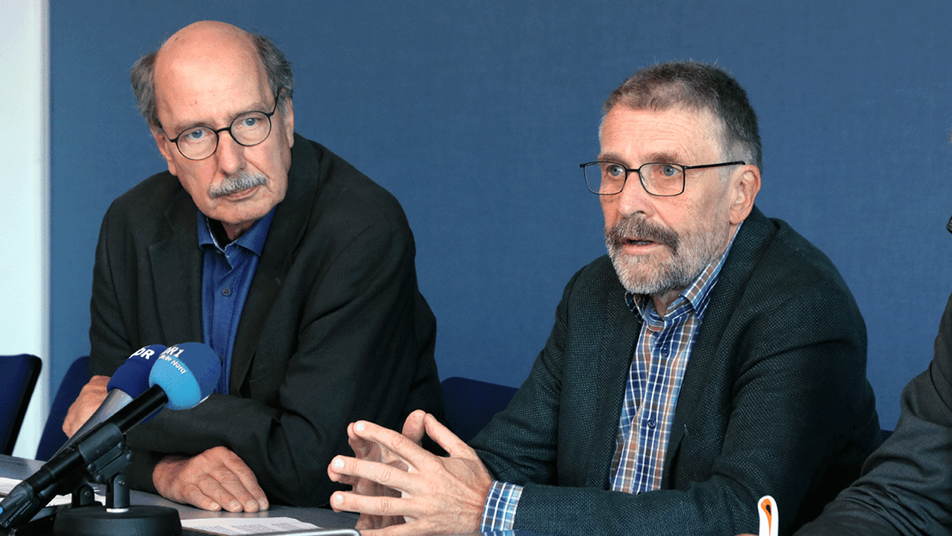 Prof. Uwe Danker (r.) stellt in einer Pressekonferenz sein Konzept für eine Studie zur NS-Vergangenheit von Politikern vor.