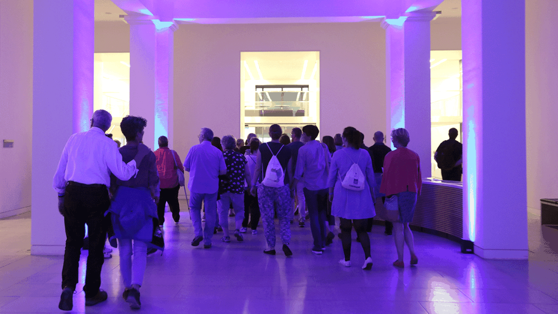 Menschen laufen durch die Eingangshalle des Landtages.